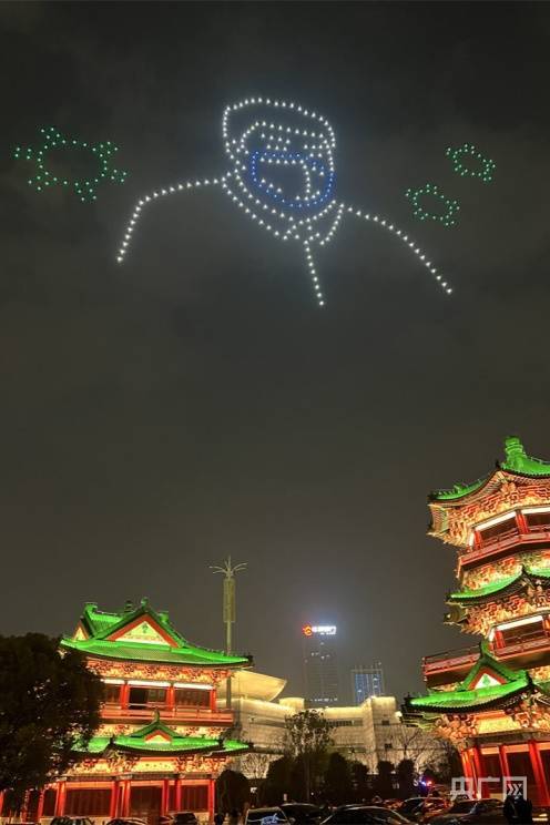 致敬“大白”300架无人机点亮南昌夜空