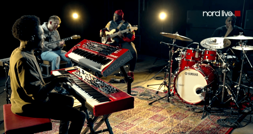 伦敦的键盘手和他的乐队精彩的现场表演,融合了当代福音音乐和爵士乐