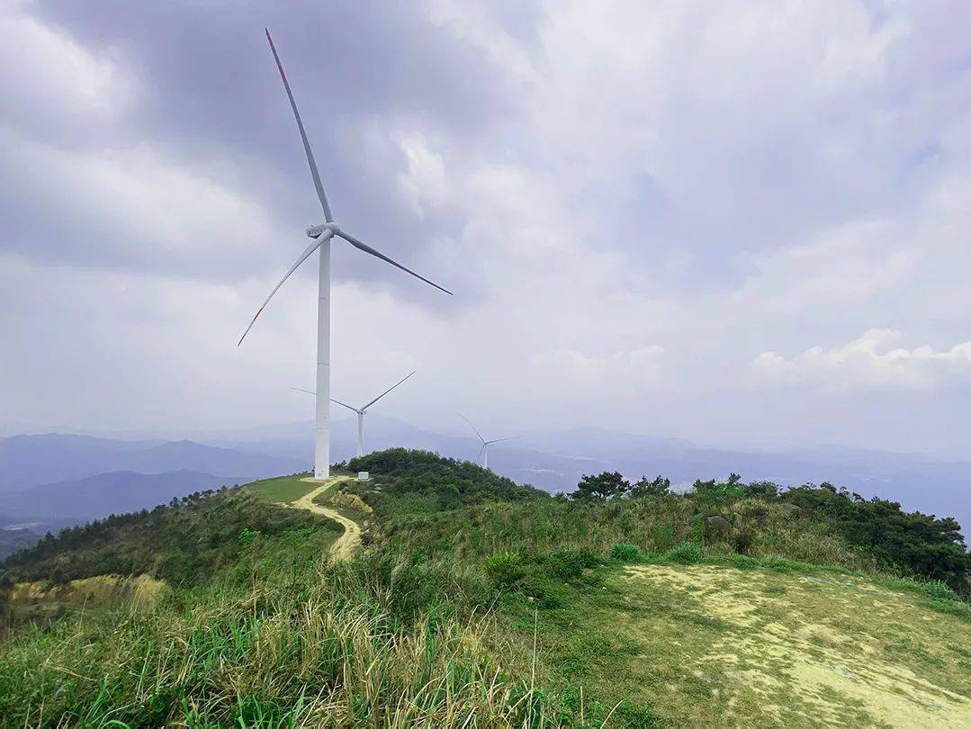 老香山登顶佛山二峰打卡一飞冲天牙鹰石风车群乱石阵瀑布丛玩不停