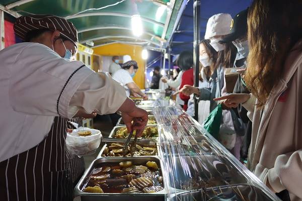 上海体育学院暖心一幕抗疫小分队给食堂叔叔阿姨带来按摩服务