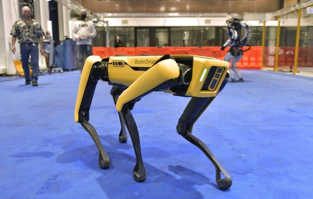 打破黑镜机器狗变成消防员拯救生命