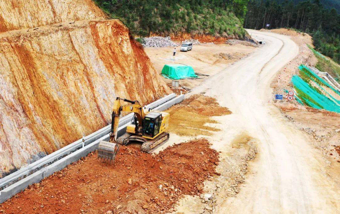 这条路预计9月份可以通车啦g357国道建设真的很忙