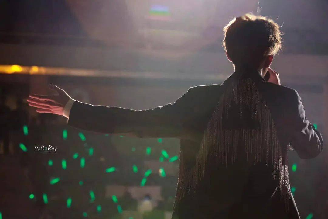 王源背影照安全感满满