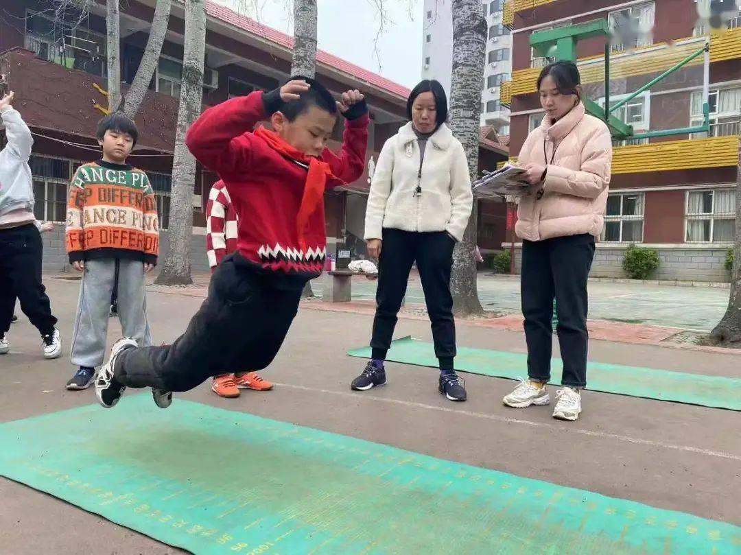 越来越近,校园里一片生机勃勃,本学期的体育基础技能竞赛活动如期而至