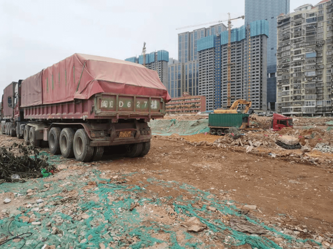 市渣土办牵头多部门开展联合执法加强建筑废土运输监管力度