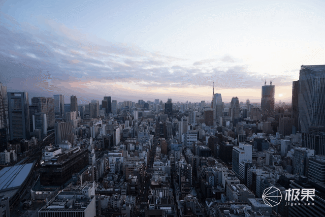 索尼最轻F4恒定光圈电动变焦镜头FE PZ 16-35mm F4 G发布