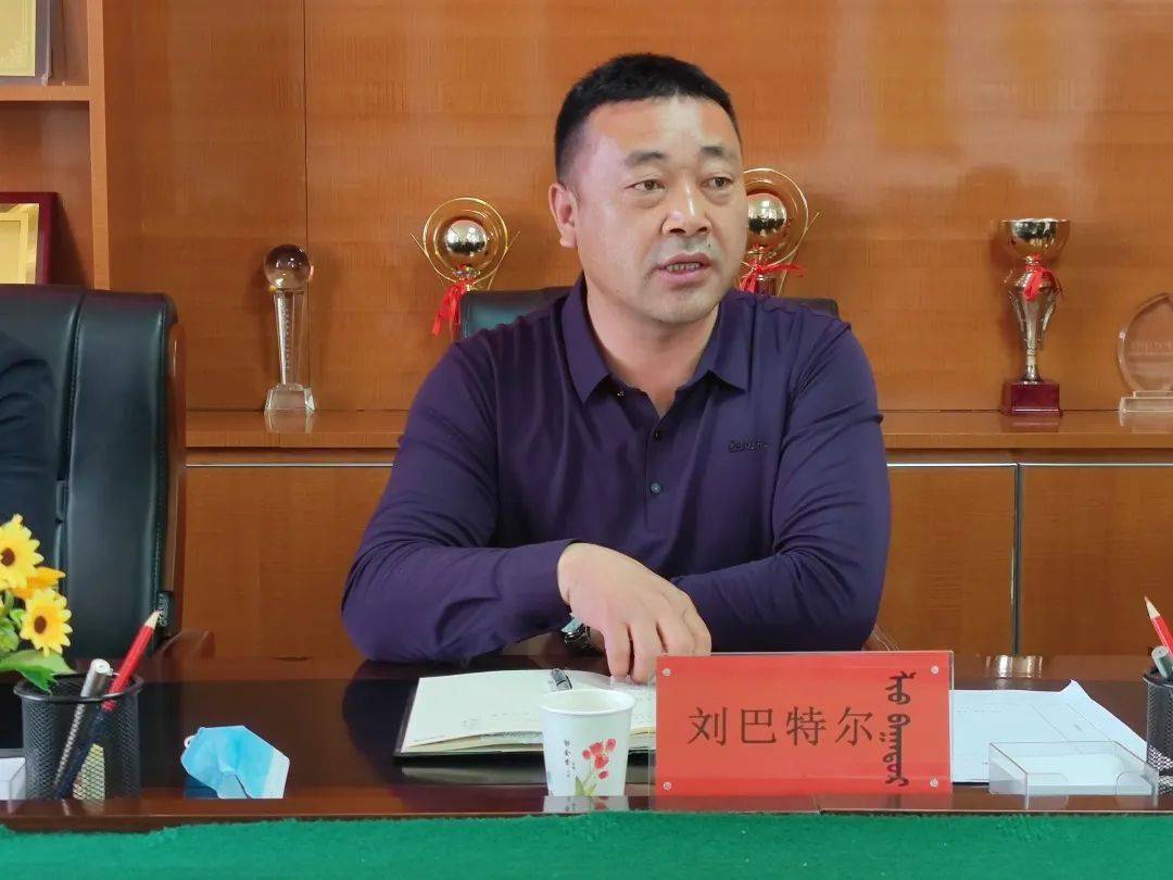 刘巴特尔书记重点对严禁嘎查及牧民个人擅自与项目企业私自签订草场
