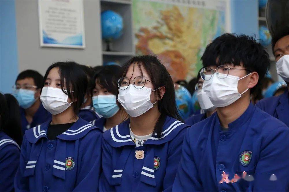 校园平凉五中组织师生收看天宫课堂第二课