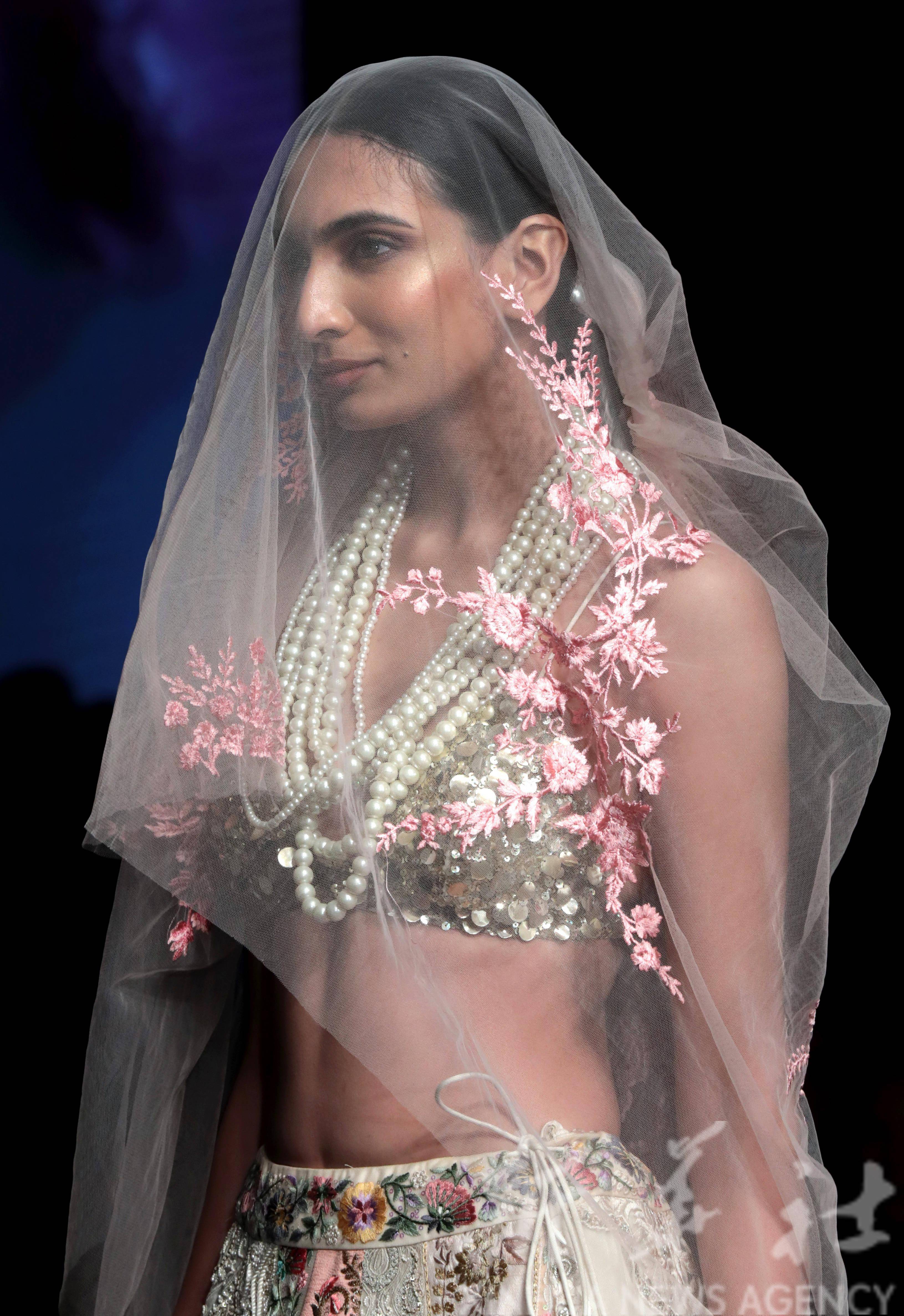 外代印度拉克美时装周——设计师瓦伦·巴赫尔时装秀