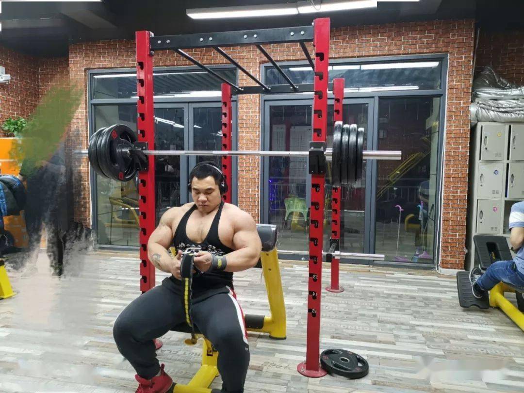 (深蹲,卧推),每日的体育生训练课是必修课,后来偶然看到一张"肖恩雷"