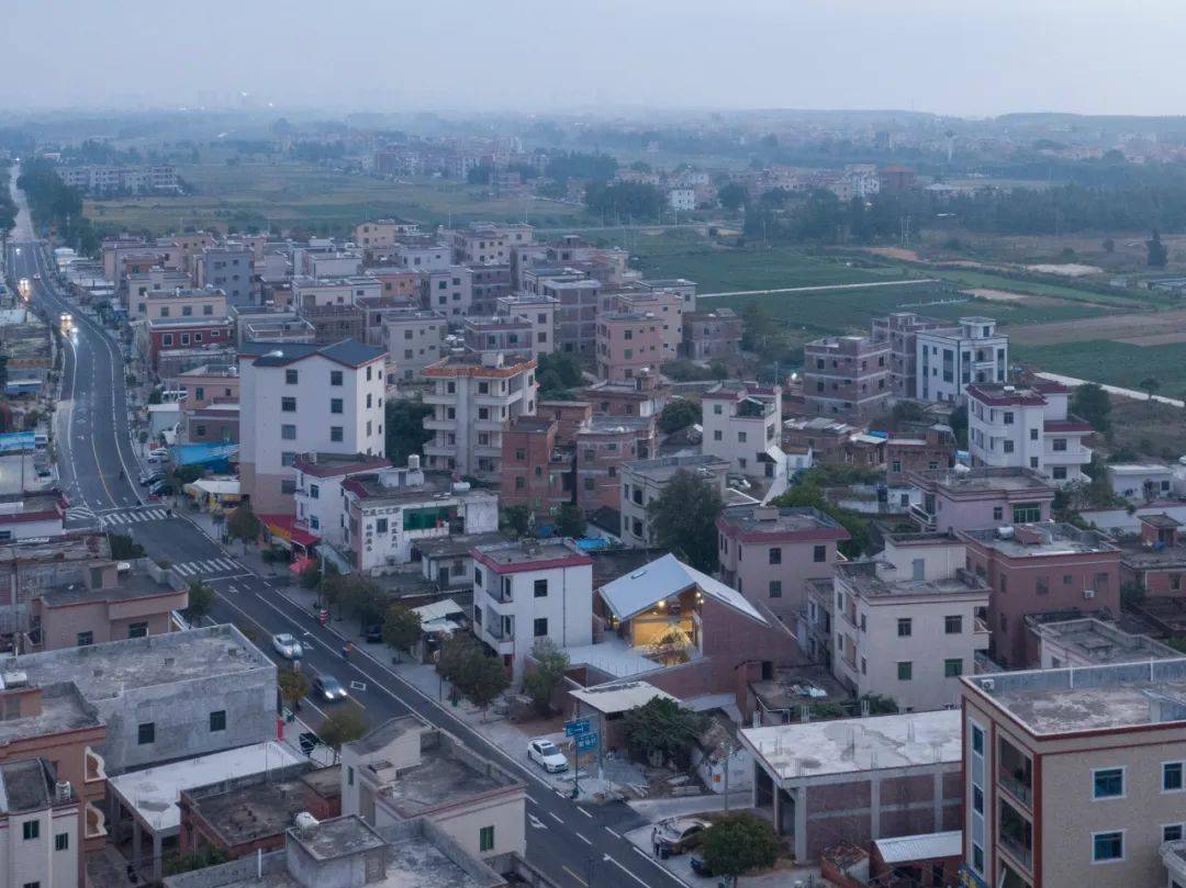 项目位于中国大陆最南的城市--湛江的一个普通农村,属于热带气候,炎热