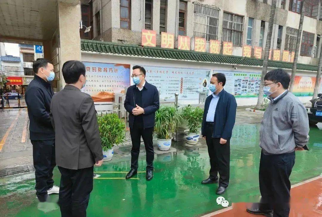 韦敏 摄3月23日下午,县委书记黄炳峰到城区各中小学校检查指导疫情