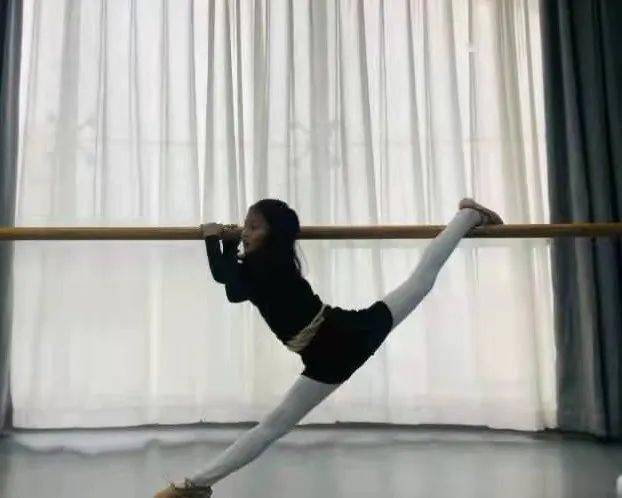 劈叉,下腰,翻跟头……这些都是曾老师教给我的基本功;坚持,自信,做更