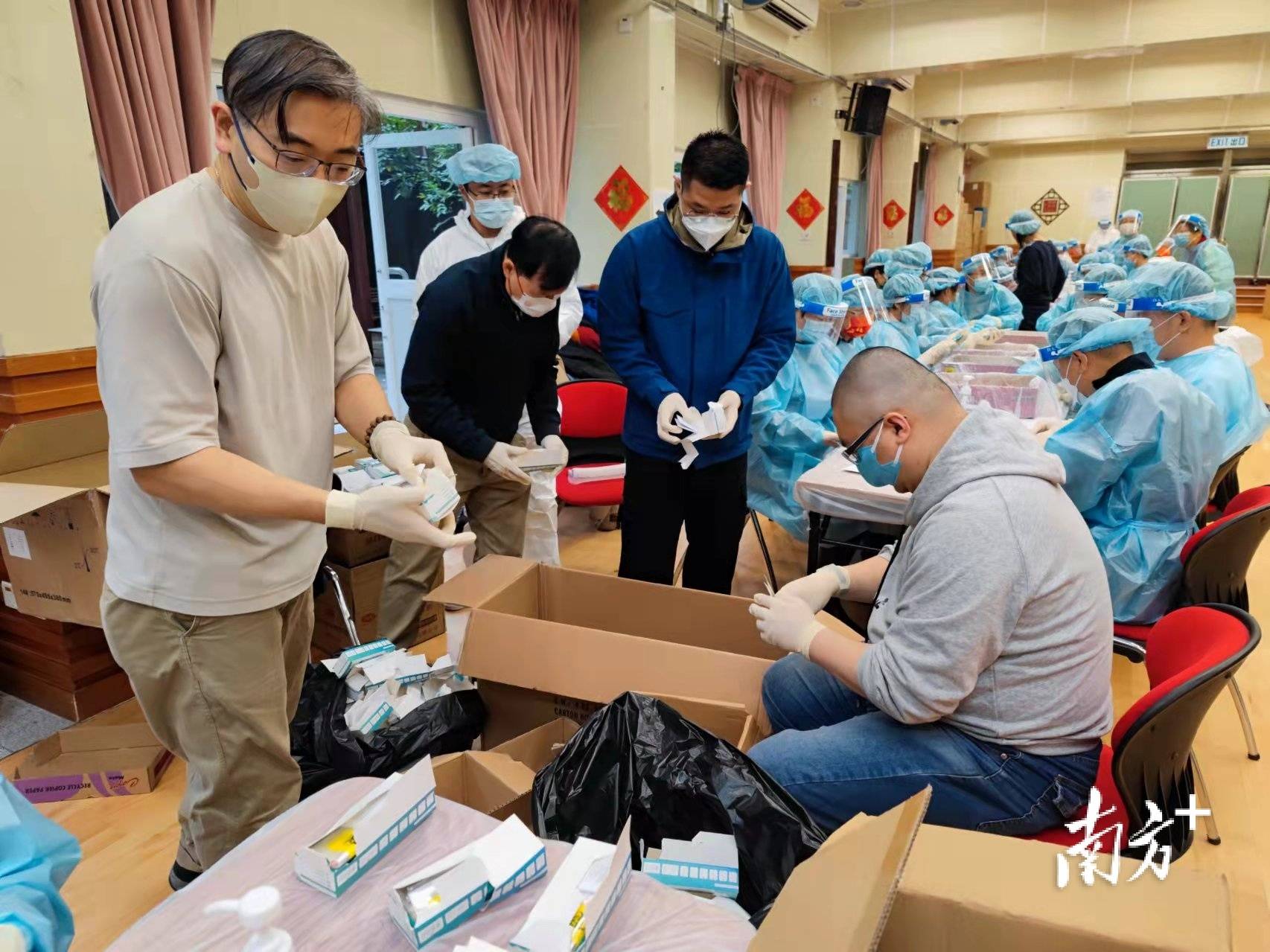 香港最前線義工團隊每日奔走社區幫助公屋長者適應疫境