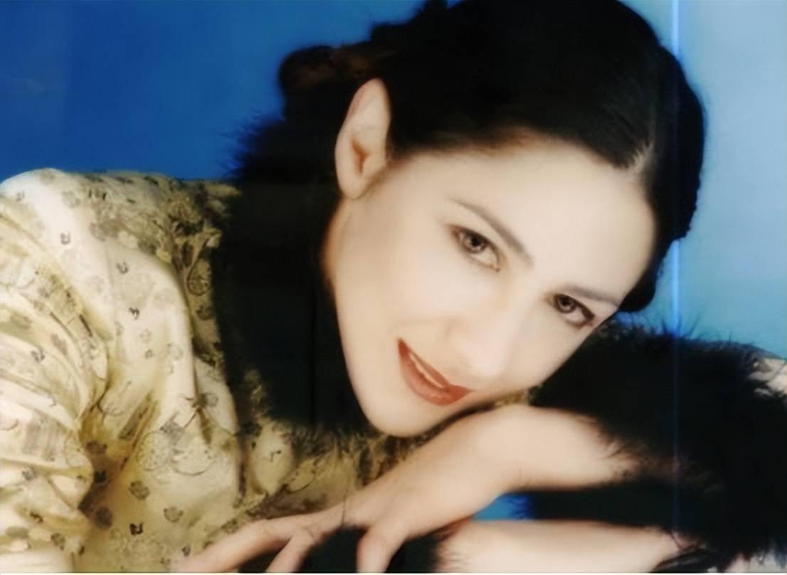 郝莲露走红之后,收到了很多观众来信,其中不少是求爱信.