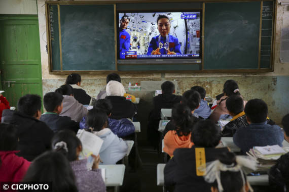 收看“天宫课堂” 点燃“强国梦想”