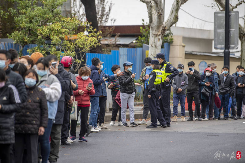 普陀這個核酸採樣點12個窗口全開居民有序排隊應檢盡檢