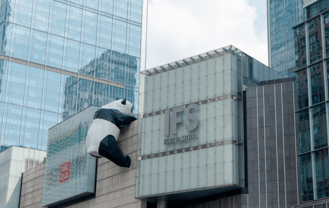 熊猫屁股早已成为成都人的新地标,一定要有ifs的爬楼大熊猫!