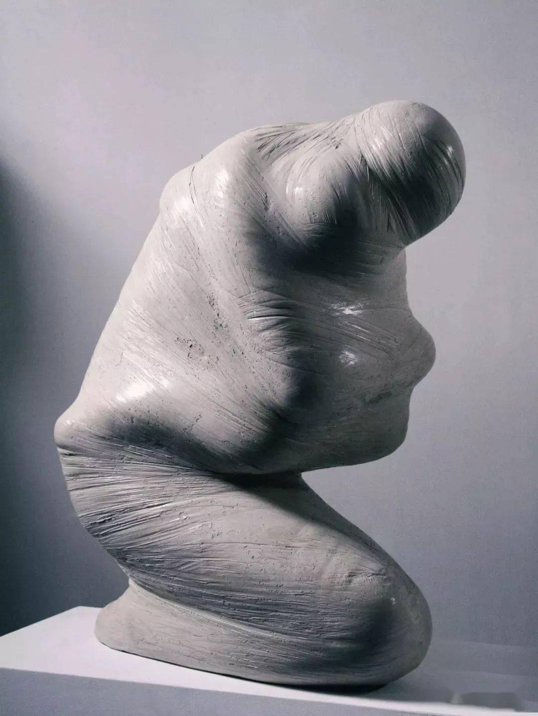 雕塑家emil alzamora 像孩子一样工作