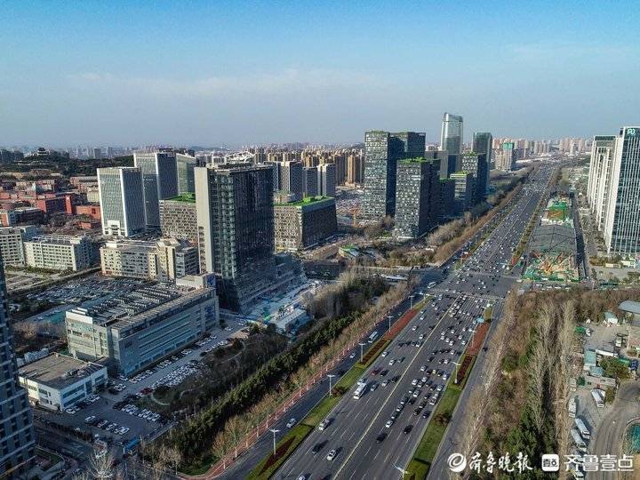 航拍济南经十东路,百米高楼云集凸显特大城市风采_云鼎_建筑物_大厦