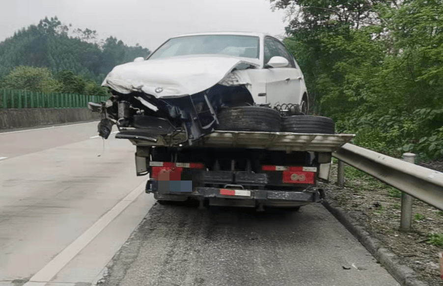 汕昆高速宜州路段:车辆旋转几圈 车轮离体_离开_安全带_事故