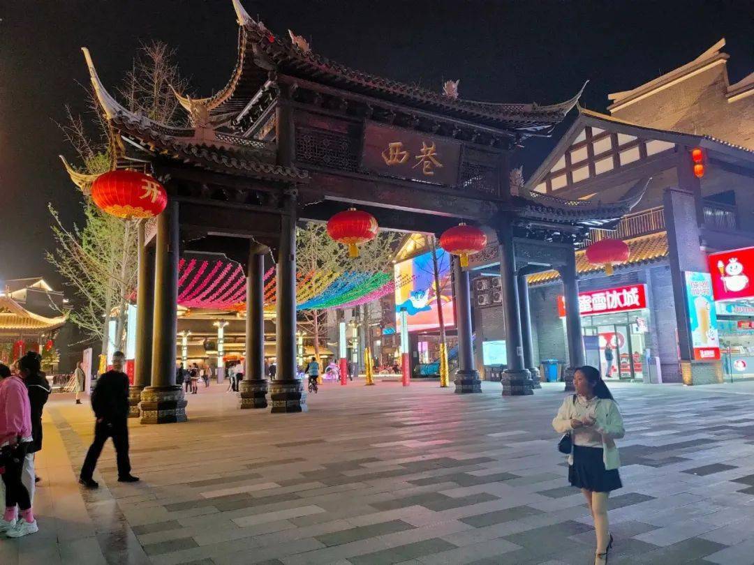 南充仿古建筑西巷的夜景还是很美丽