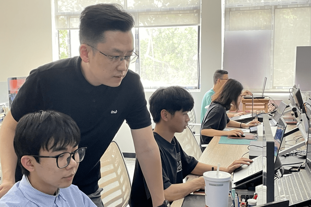 团队在工作室进行项目设计海报设计团队艺术总监叶军设计执行张海粼