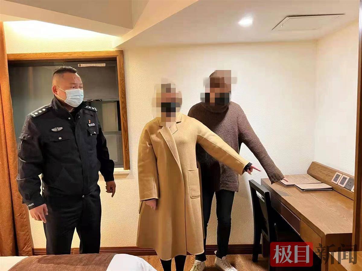 武汉市公安局江岸区分局球场街派出所民警张伟杰接到报警立刻赶来