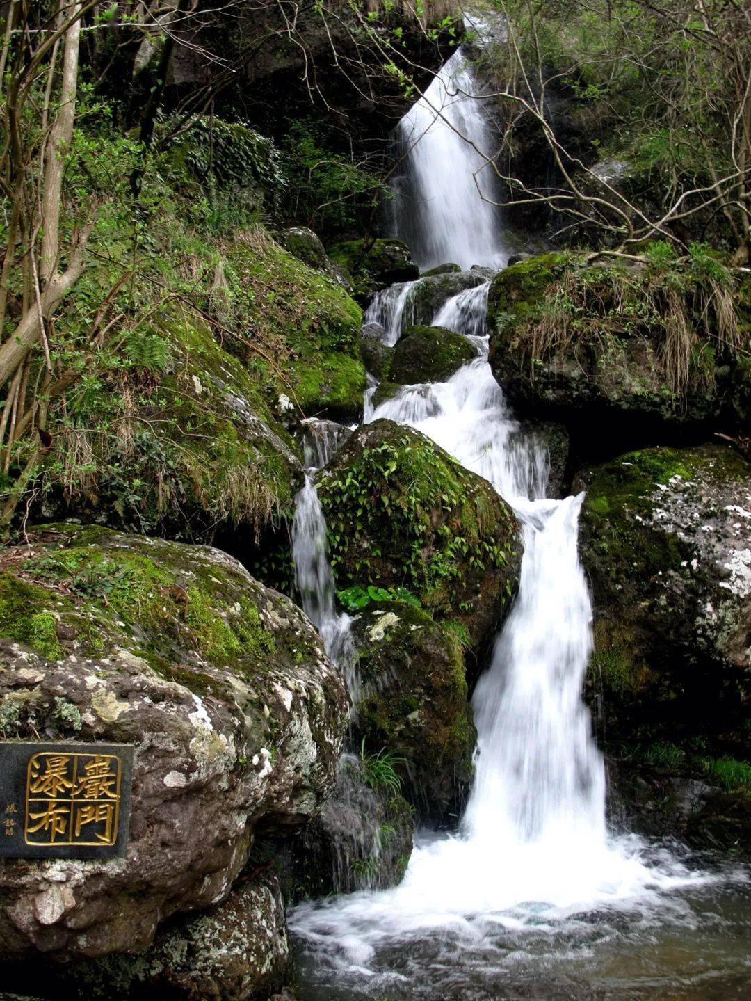暴雨后在龙观岩门瀑布看壮观水景