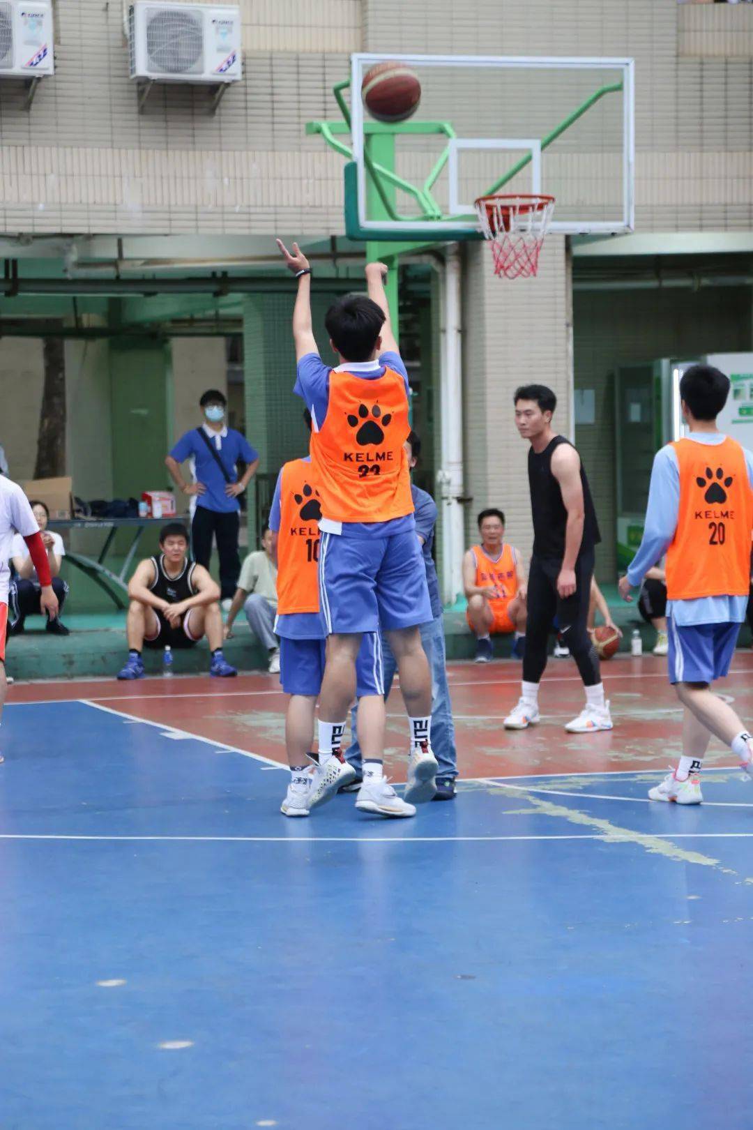 群雄逐鹿师生争霸平冈中学师生体育赛火热开展