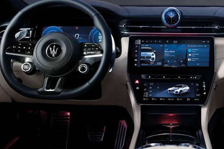 此外,grecale中控台顶部的时钟也升级为屏幕显示,除了时钟外,还能实现