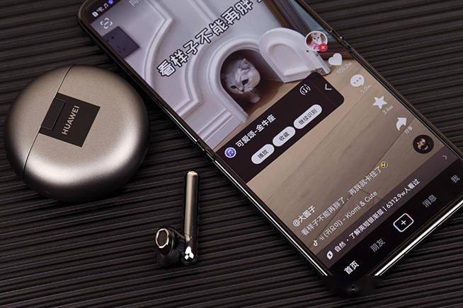 观影时刻华为FreeBuds 4E奉上多重乐享体验，听歌识曲一触即达