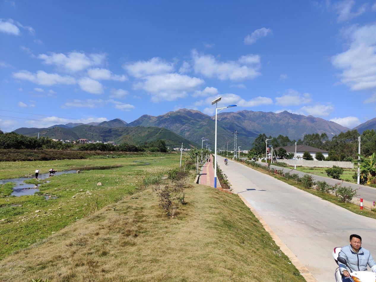 高州云潭镇帮扶工作队推动安装215盏路灯照亮村民归家路