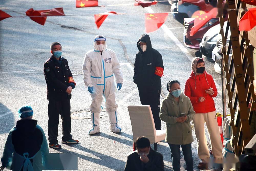沈阳抗疫镜头民警护航居民核酸检测