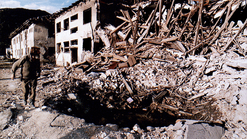 1999年,科索沃战争期间,以美国为首的北约国家绕过联合国安理会,公然