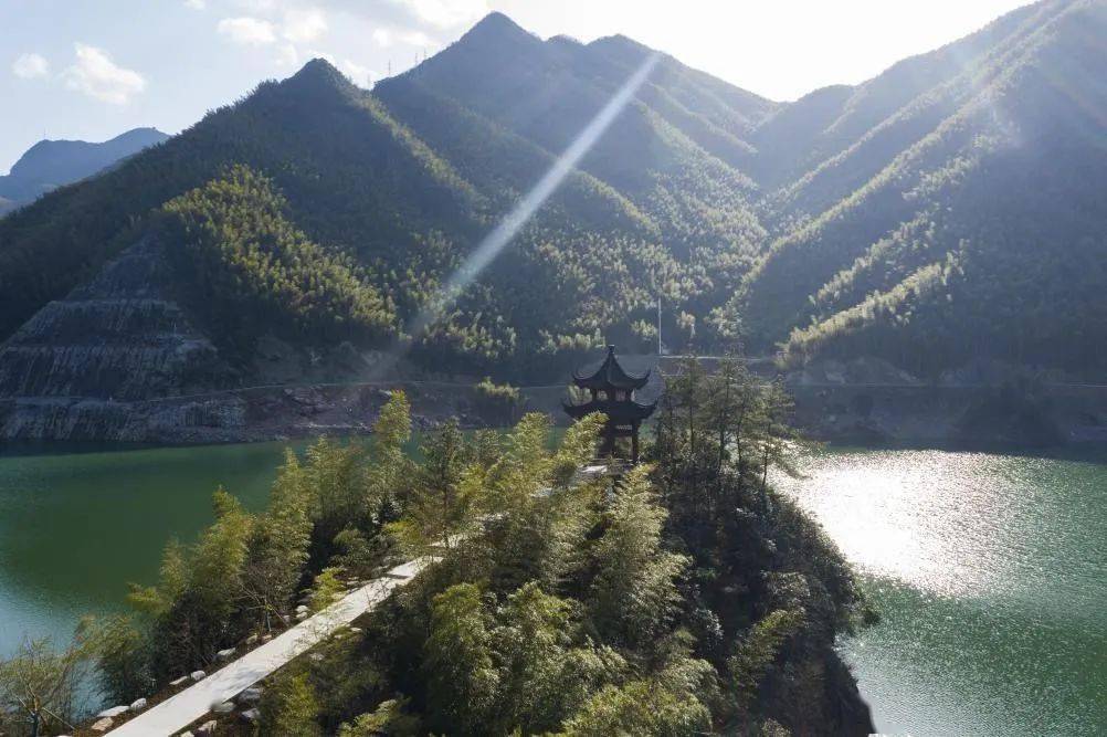 春光又暖长龙山 绿水青山展新颜_余村_安吉_绿色