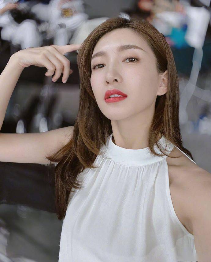 上海美女江疏影晒素颜自拍皮肤透亮五官精致十八张美貌看不够