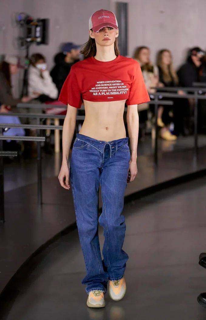 流行低腰裤风靡2022年春季