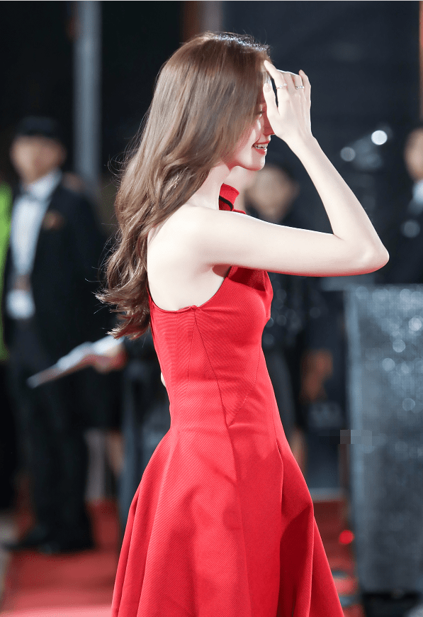 林允儿作为少女期间的门面,除了长相,她更是胜在气质够好,如仙子般