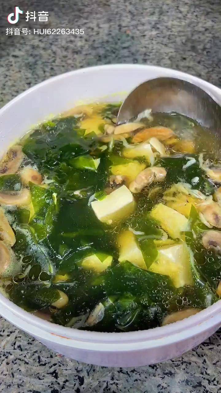 夏天到了跟黄磊老师做的口蘑裙带菜汤真的好鲜美一口气喝三碗抖音美食