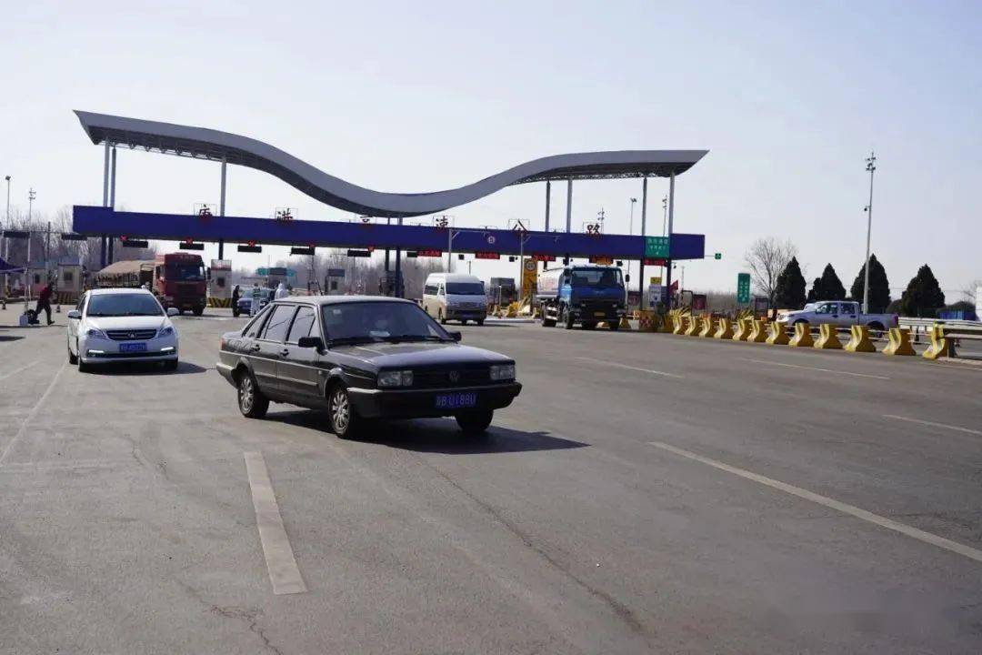 暖心解困唐港高速检查站民警帮助滞留高速司机回家战疫一线