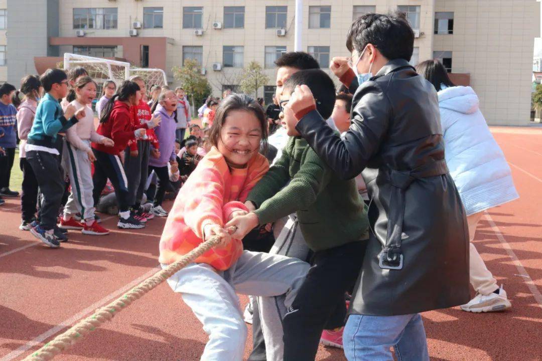 上虞区滨江小学举行拔河比赛