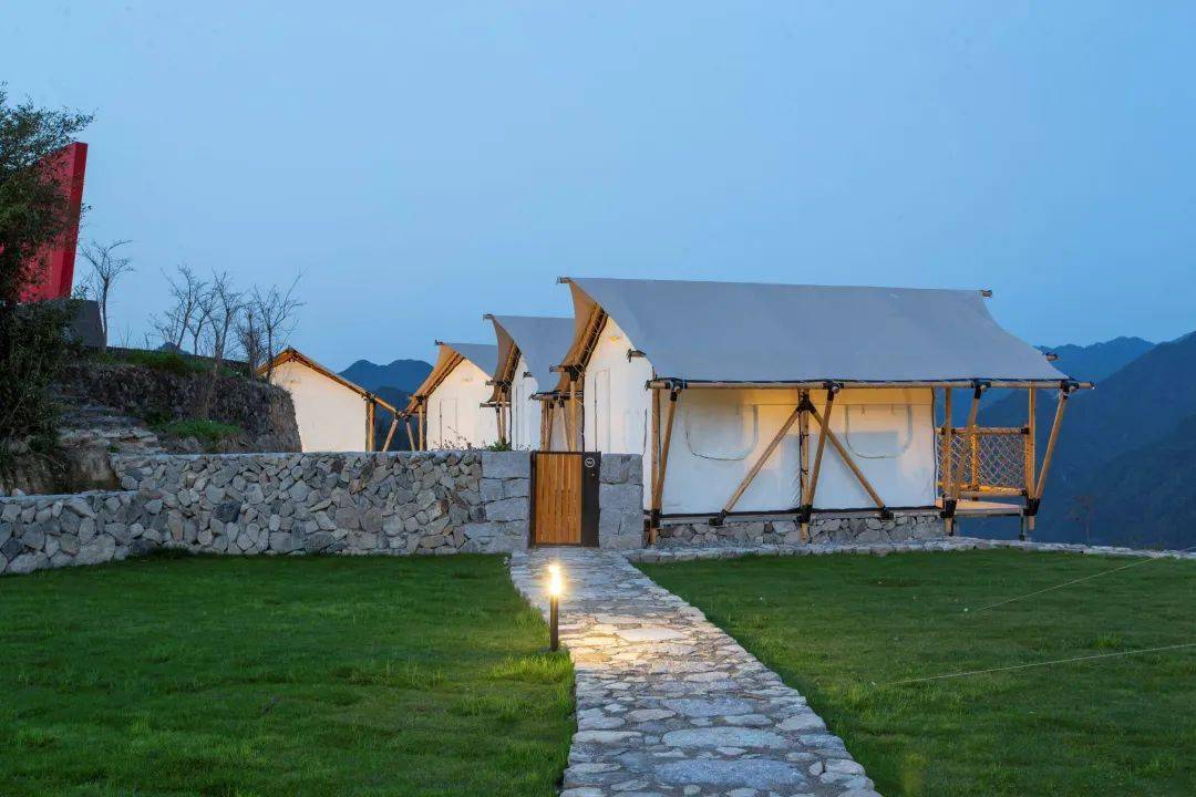 云上吴畲野奢帐篷营地藏在江南秘境中的山间露营之地遨游天际坐看