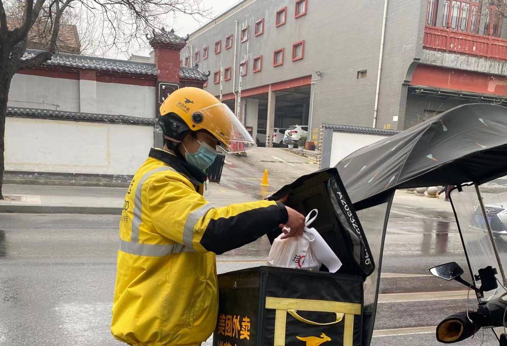 美团外卖升级防疫措施市民线上点餐采购可及时送达