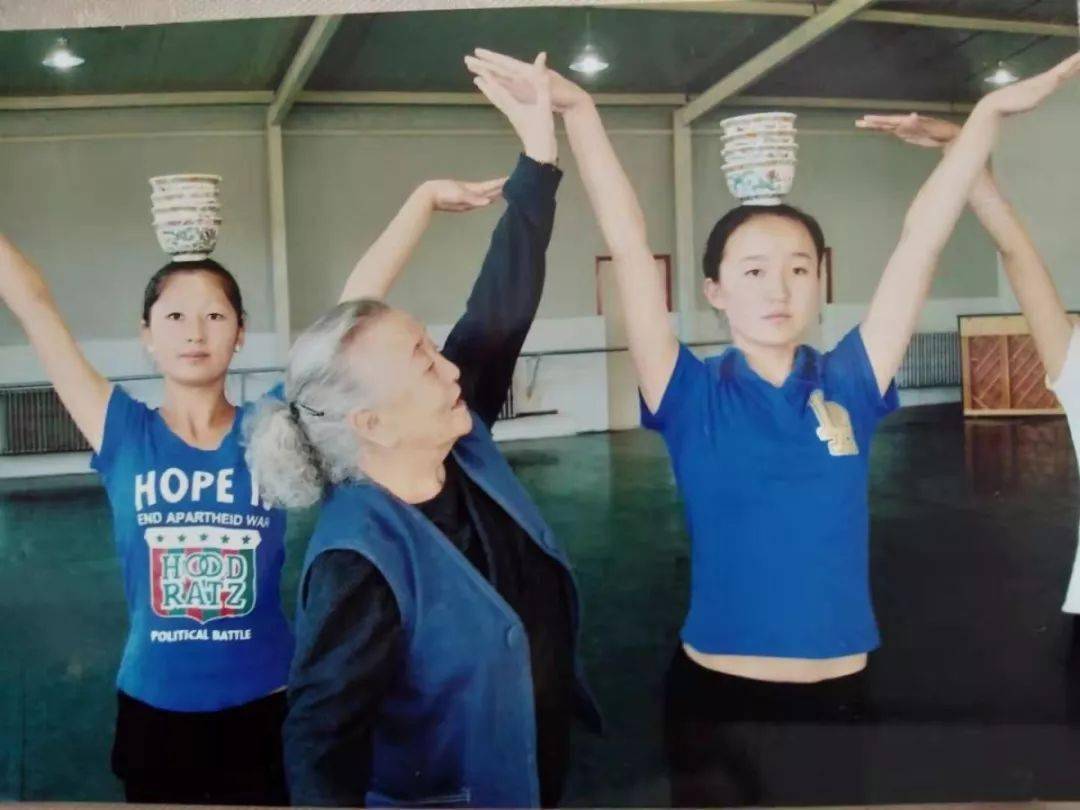 荣获舞蹈艺术终身成就奖国家一级演员舞蹈家斯琴塔日哈