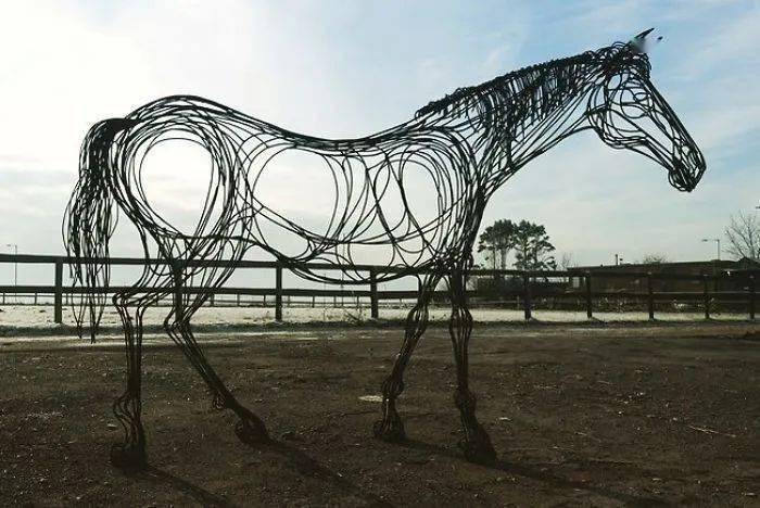 每个能被卖到300至上万英镑不等这些被扔弃的废品被他变成艺术雕塑后