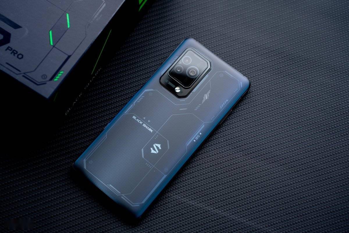 地表最强被动散热游戏手机黑鲨5pro打游戏是真的爽