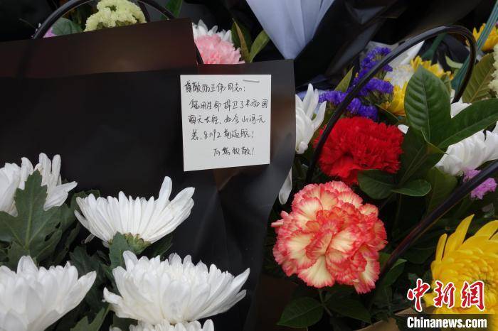 “海空卫士”王伟牺牲21周年 墓前摆满鲜花和战机模型