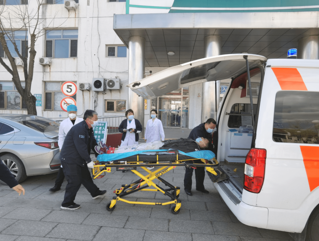 中心迅速启动应急预案,开展院前急救,120车组全流程,闭环转运实战场景