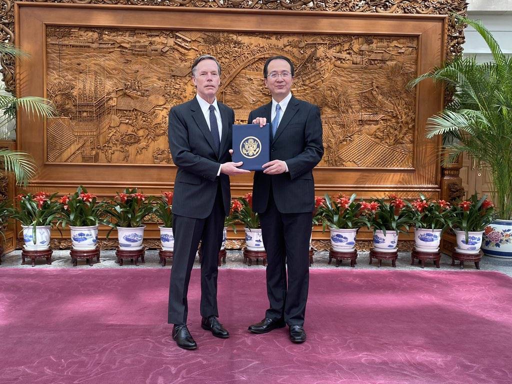新任美国驻华大使伯恩斯向中方递交国书副本
